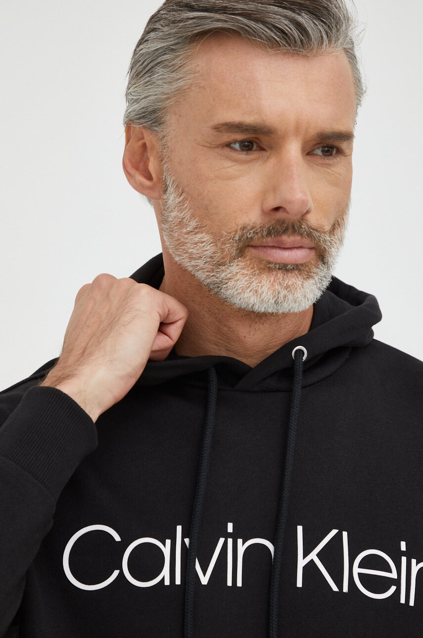 Calvin Klein Памучен суичър мъжки в черно с принт - Pepit.bg