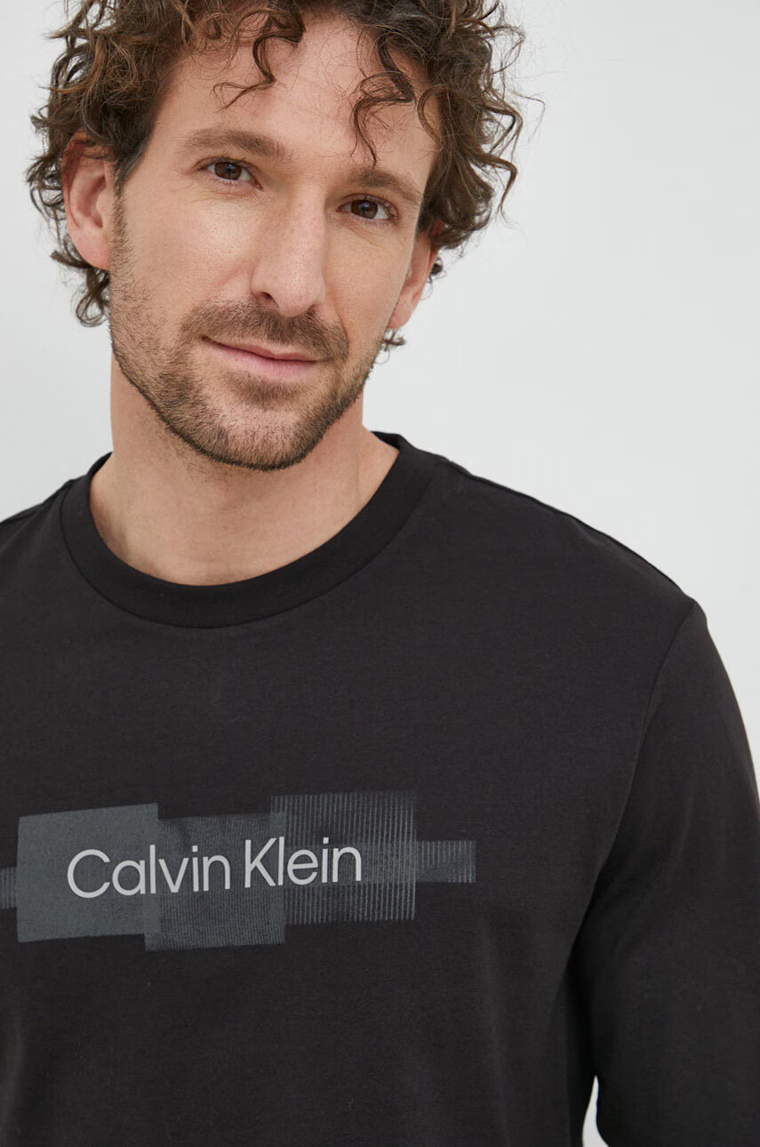 Calvin Klein Памучна блуза с дълги ръкави в черно с принт - Pepit.bg