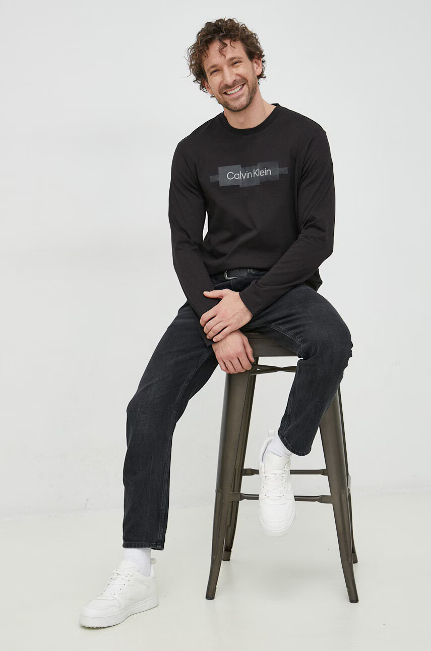 Calvin Klein Памучна блуза с дълги ръкави в черно с принт - Pepit.bg