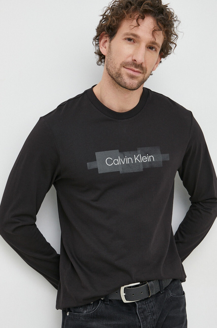 Calvin Klein Памучна блуза с дълги ръкави в черно с принт - Pepit.bg