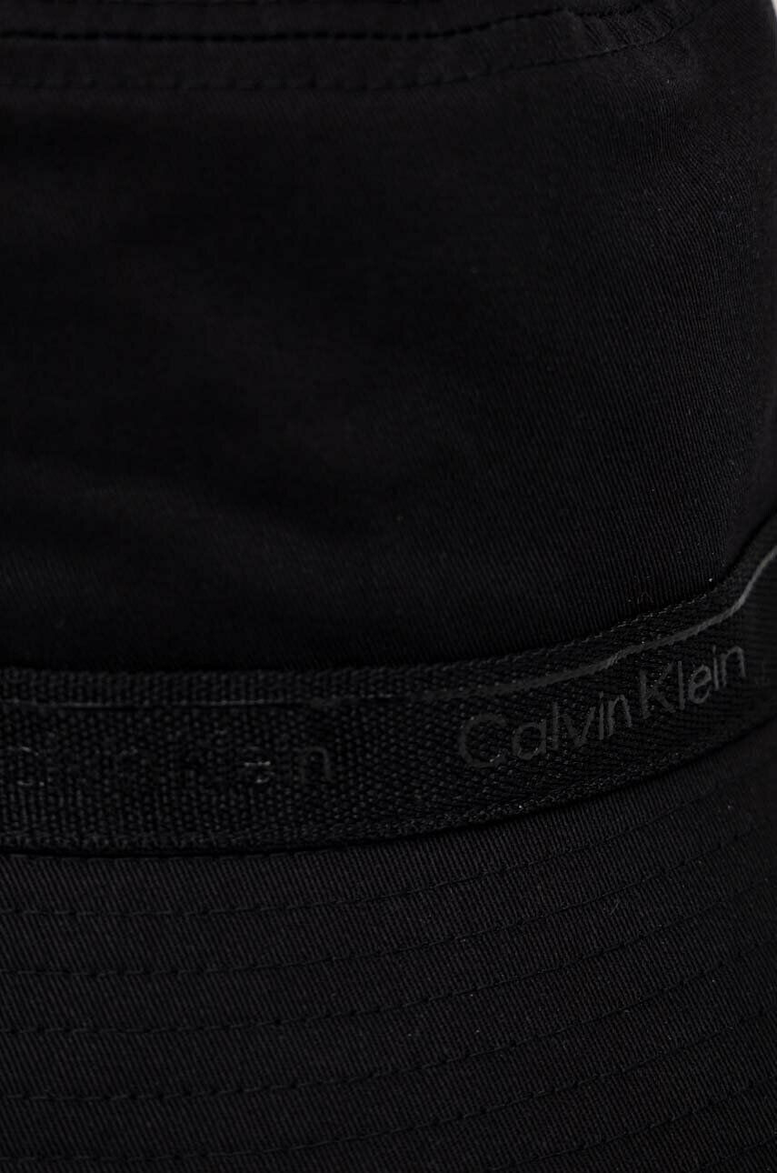 Calvin Klein Памучна капела в черно от памук - Pepit.bg