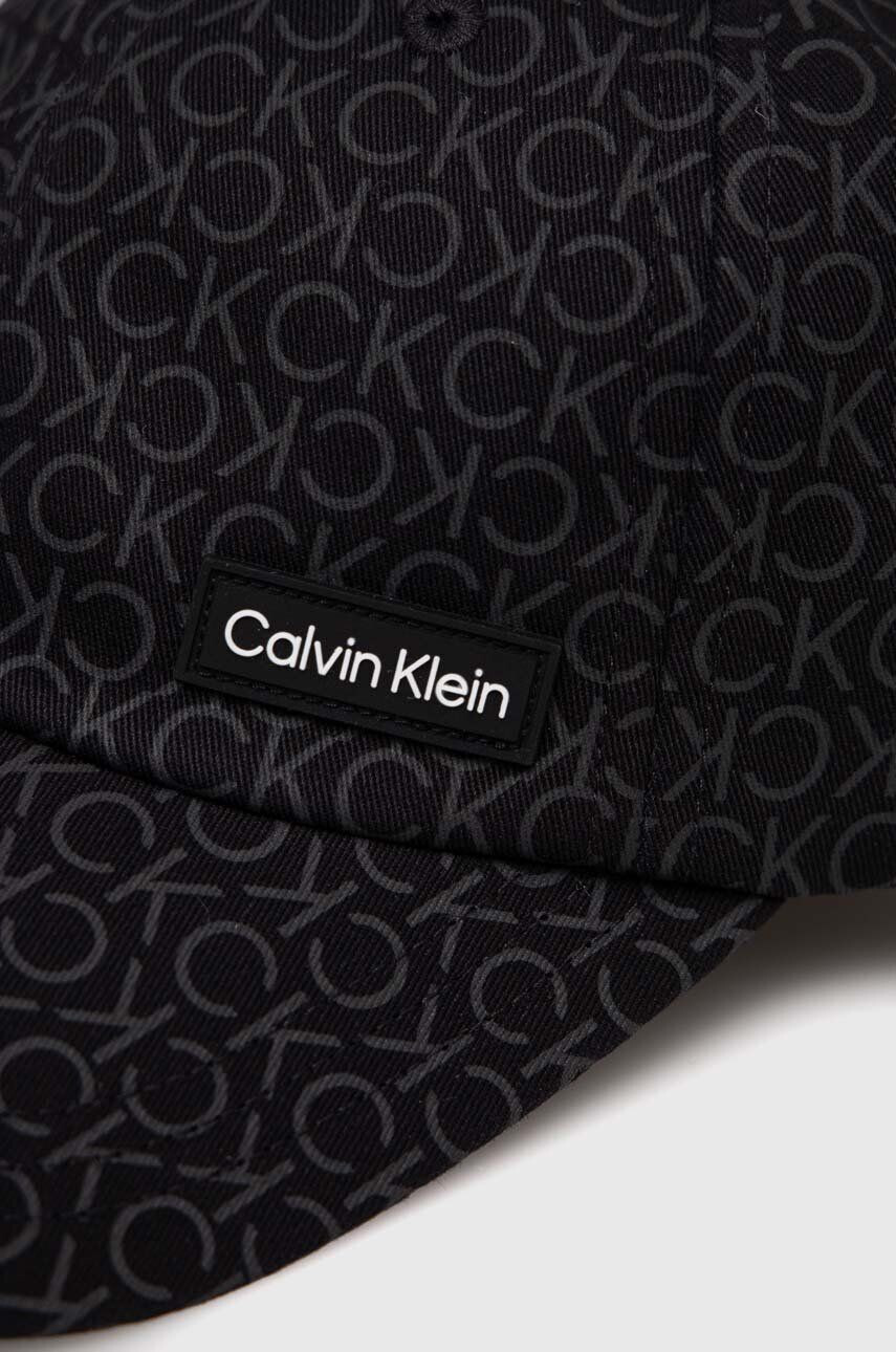 Calvin Klein Памучна шапка с козирка в черно с десен - Pepit.bg