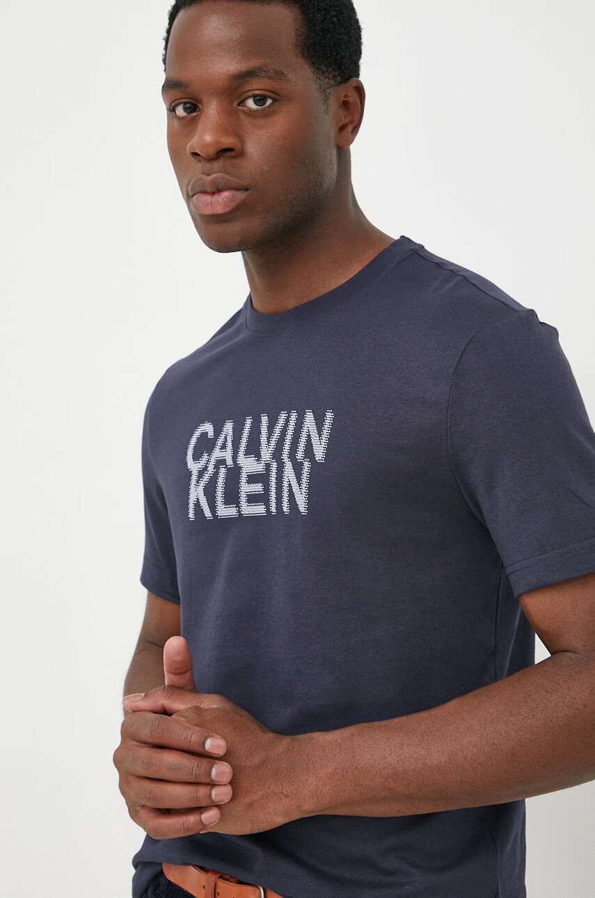 Calvin Klein Памучна тениска в тъмносиньо с принт - Pepit.bg