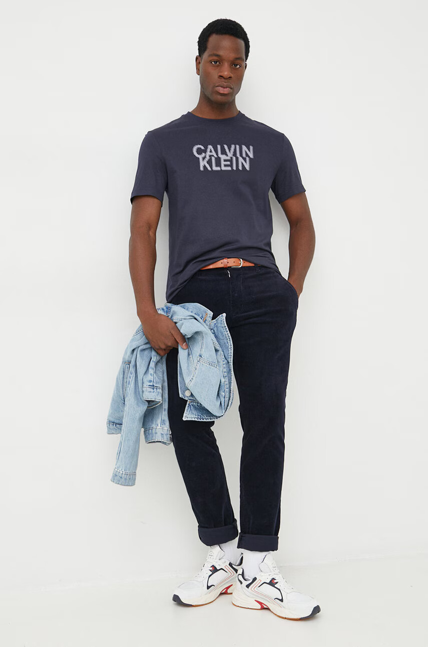 Calvin Klein Памучна тениска в тъмносиньо с принт - Pepit.bg