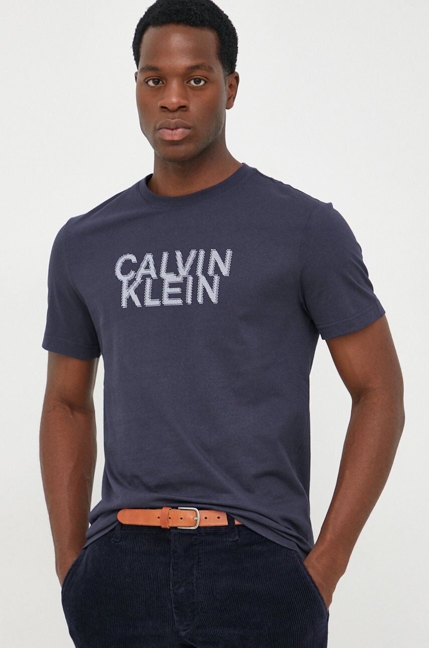 Calvin Klein Памучна тениска в тъмносиньо с принт - Pepit.bg