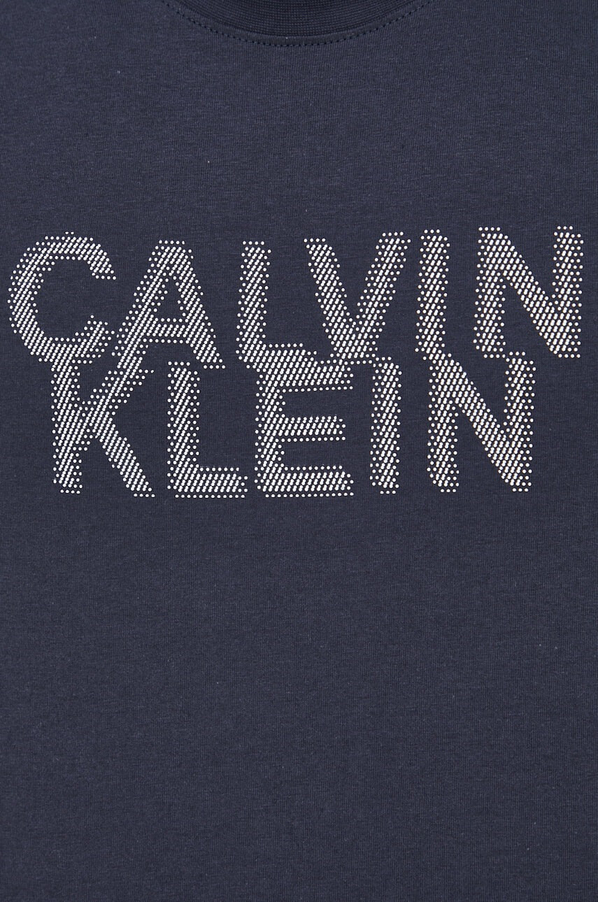 Calvin Klein Памучна тениска в тъмносиньо с принт - Pepit.bg
