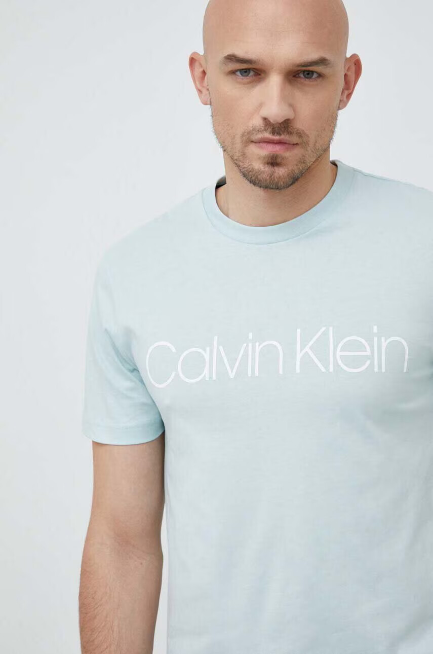 Calvin Klein Памучна тениска в синьо с принт - Pepit.bg