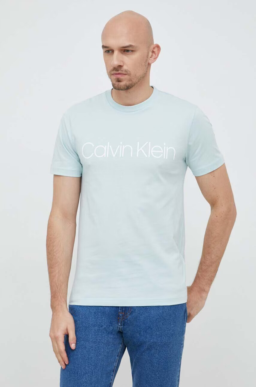 Calvin Klein Памучна тениска в синьо с принт - Pepit.bg