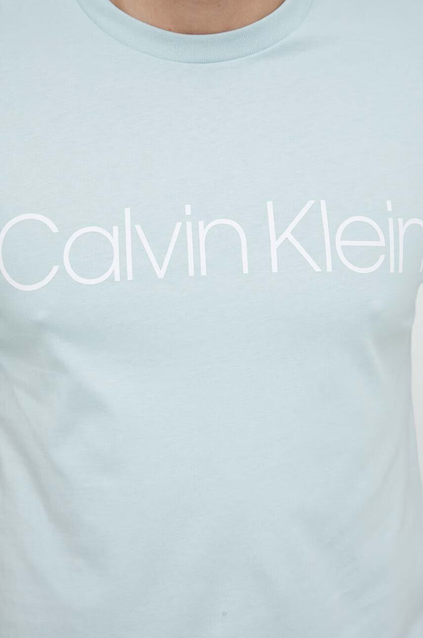 Calvin Klein Памучна тениска в синьо с принт - Pepit.bg