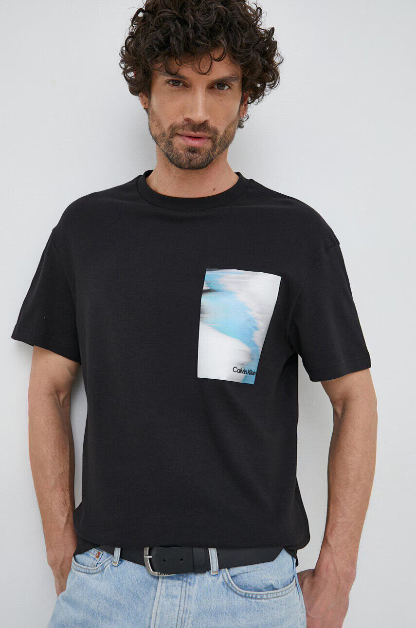 Calvin Klein Памучна тениска в черно с принт - Pepit.bg