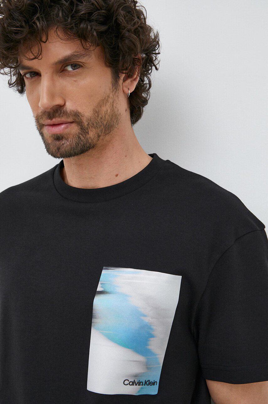 Calvin Klein Памучна тениска в черно с принт - Pepit.bg
