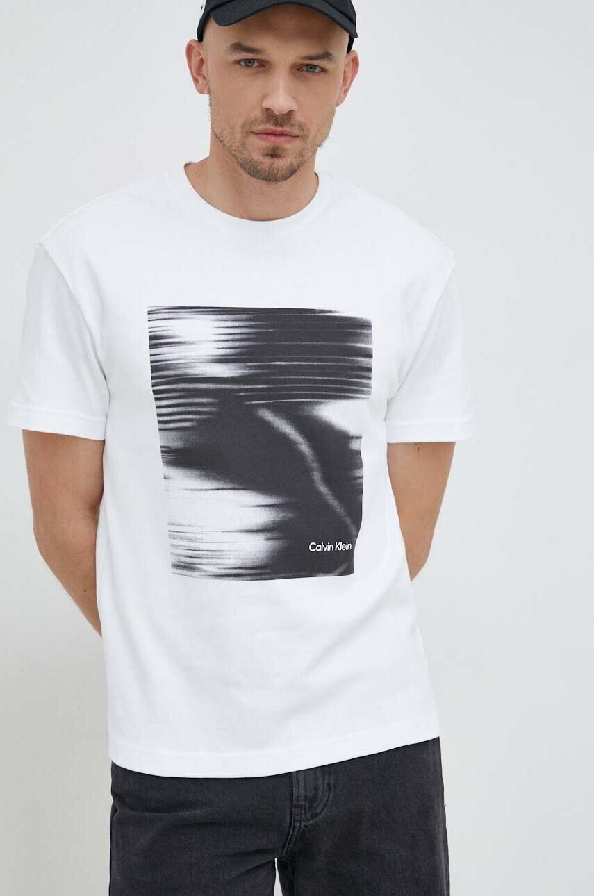 Calvin Klein Памучна тениска в бяло с принт - Pepit.bg
