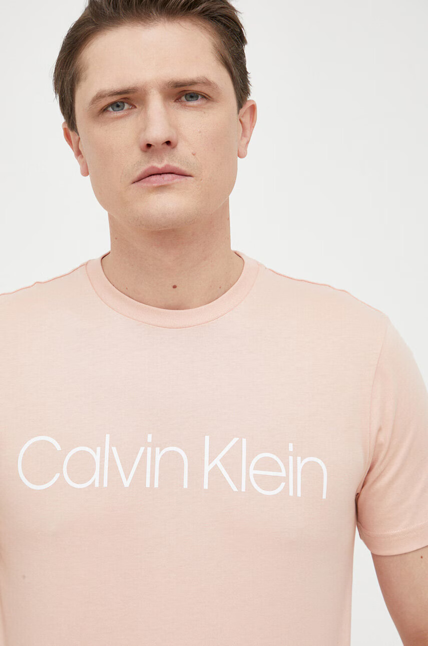 Calvin Klein Памучна тениска в розово с принт - Pepit.bg
