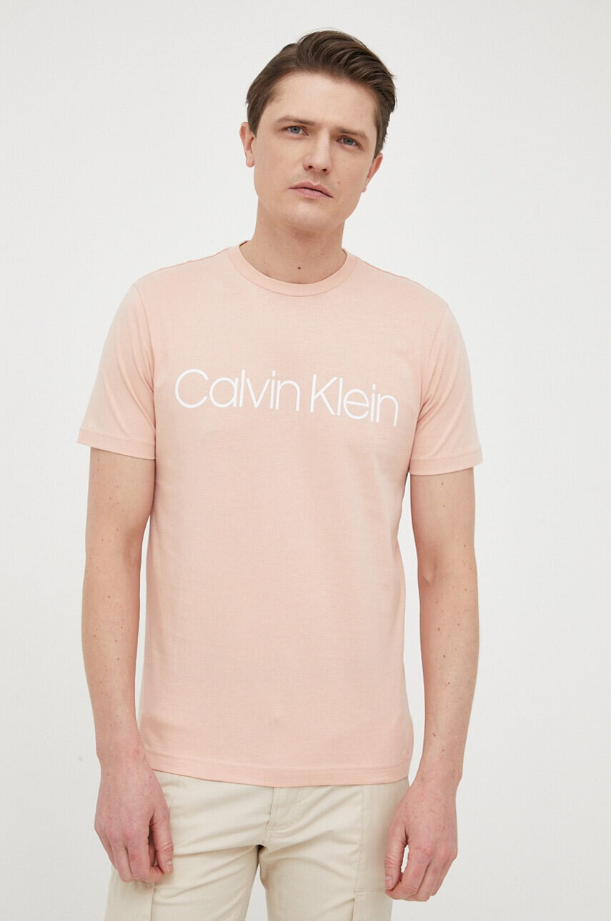 Calvin Klein Памучна тениска в розово с принт - Pepit.bg