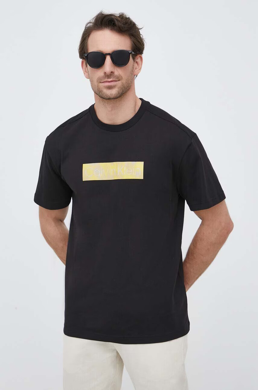 Calvin Klein Памучна тениска в черно с принт - Pepit.bg