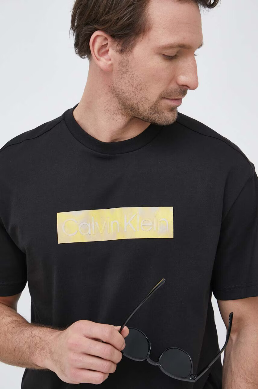 Calvin Klein Памучна тениска в черно с принт - Pepit.bg