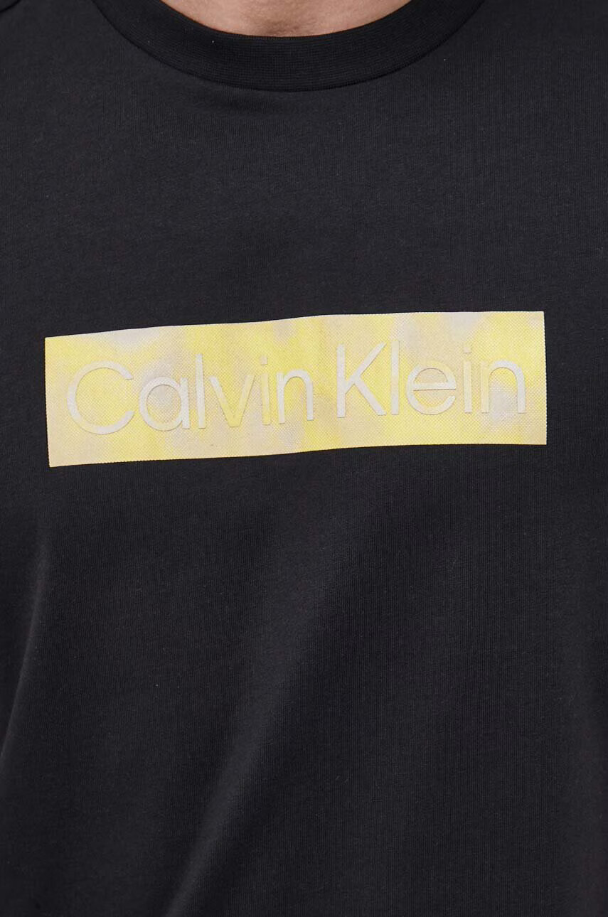 Calvin Klein Памучна тениска в черно с принт - Pepit.bg