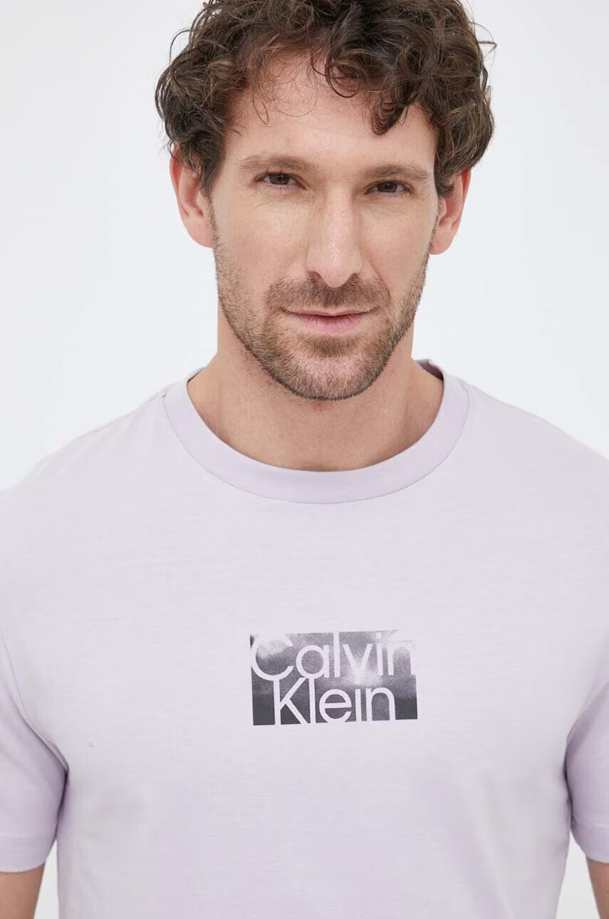 Calvin Klein Памучна тениска в лилаво с принт - Pepit.bg