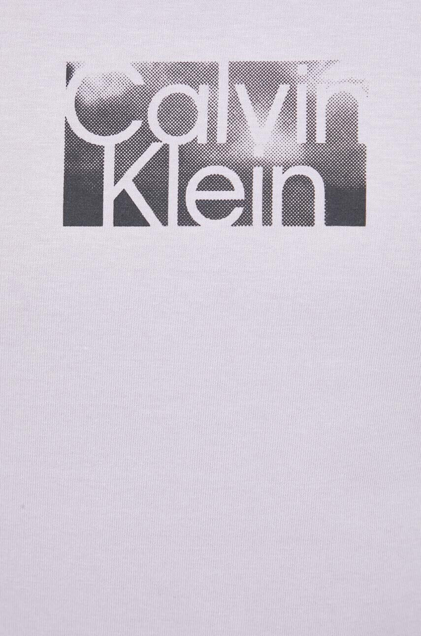 Calvin Klein Памучна тениска в лилаво с принт - Pepit.bg