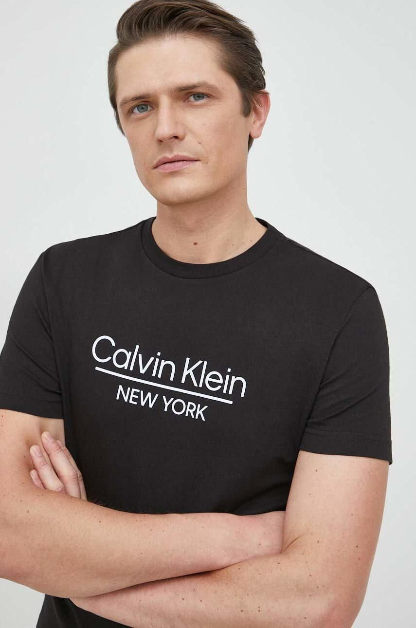 Calvin Klein Памучна тениска в черно с принт - Pepit.bg