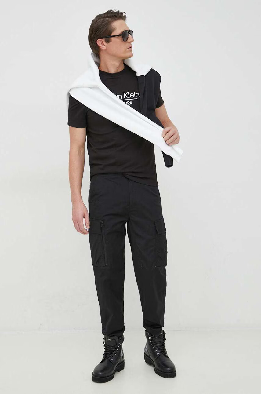 Calvin Klein Памучна тениска в черно с принт - Pepit.bg