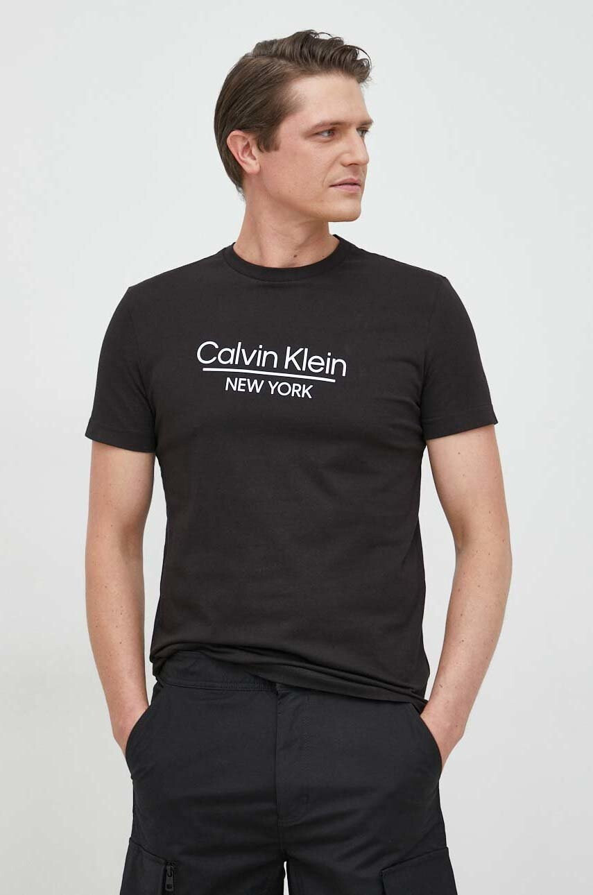 Calvin Klein Памучна тениска в черно с принт - Pepit.bg
