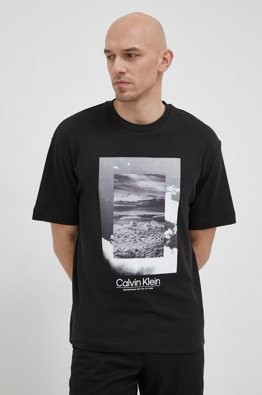 Calvin Klein Памучна тениска в черно с принт - Pepit.bg