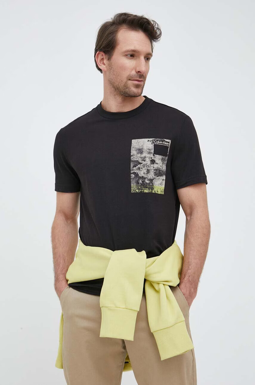 Calvin Klein Памучна тениска в черно с принт - Pepit.bg
