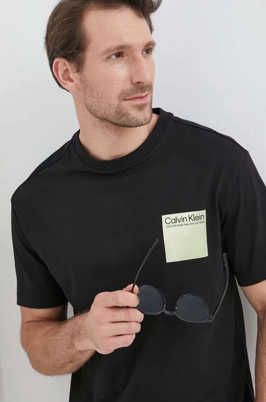 Calvin Klein Памучна тениска в черно с принт - Pepit.bg