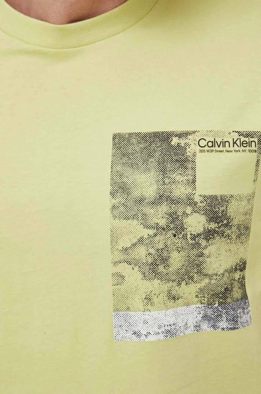 Calvin Klein Памучна тениска в жълто с принт - Pepit.bg