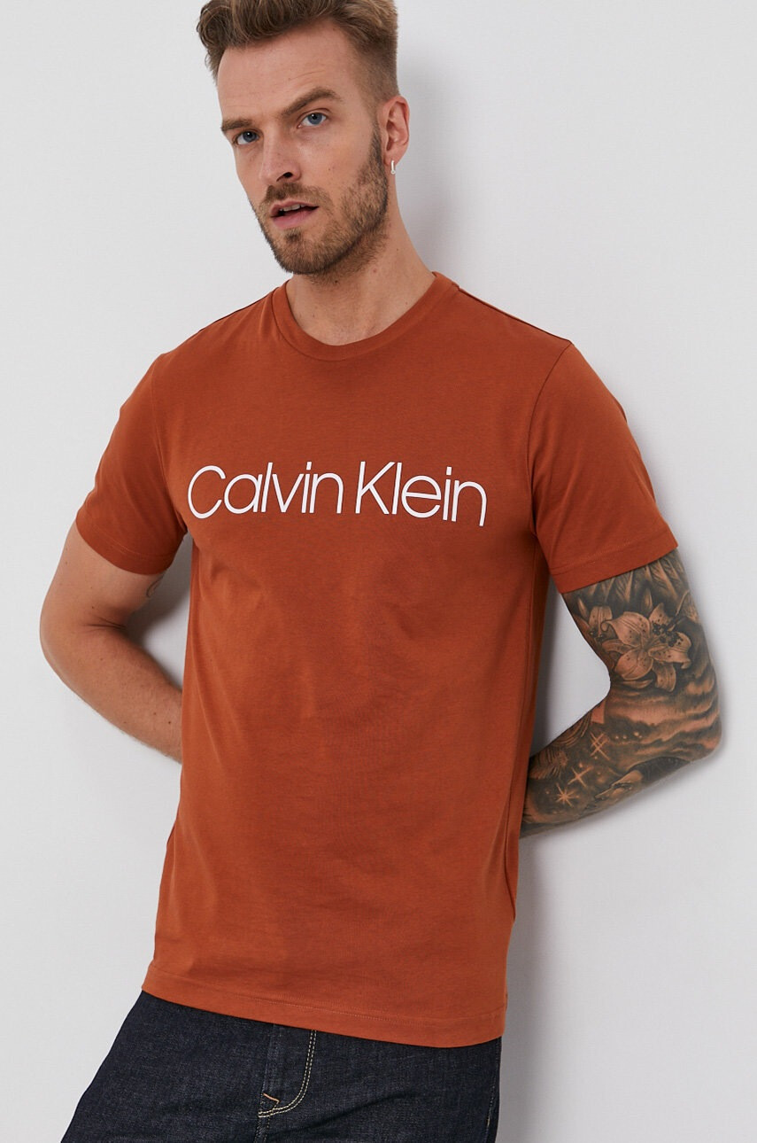 Calvin Klein Памучна тениска в кафяво с принт - Pepit.bg