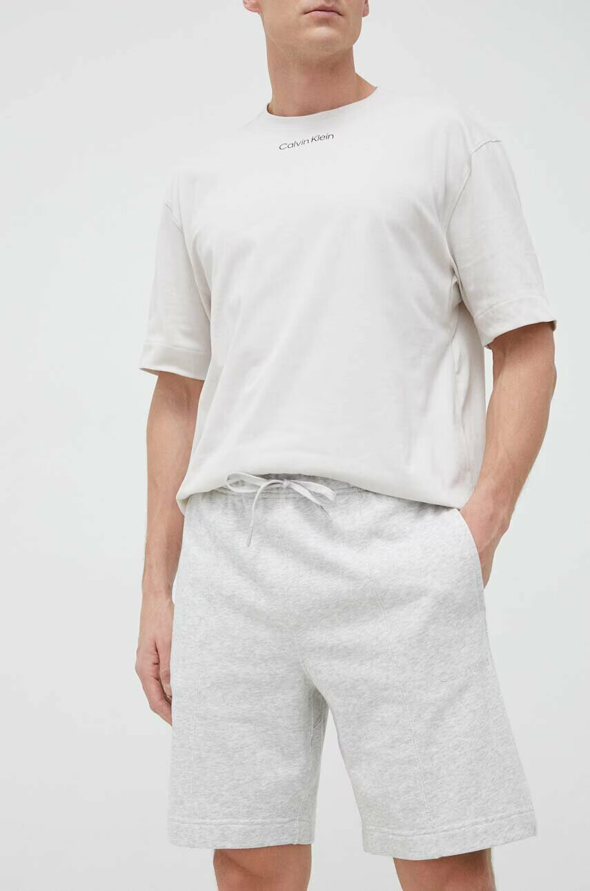 Calvin Klein Performance Къс панталон за трениране Essentials в сиво - Pepit.bg