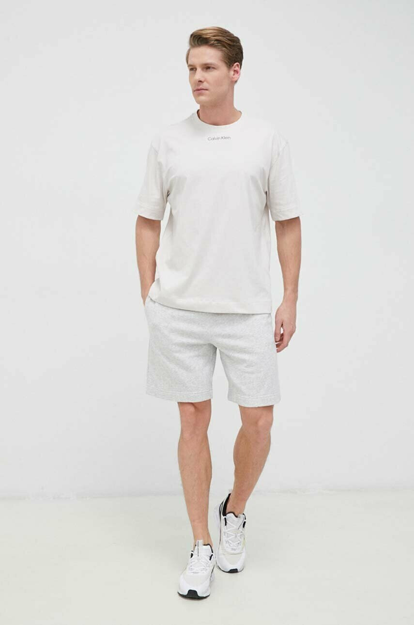 Calvin Klein Performance Къс панталон за трениране Essentials в сиво - Pepit.bg