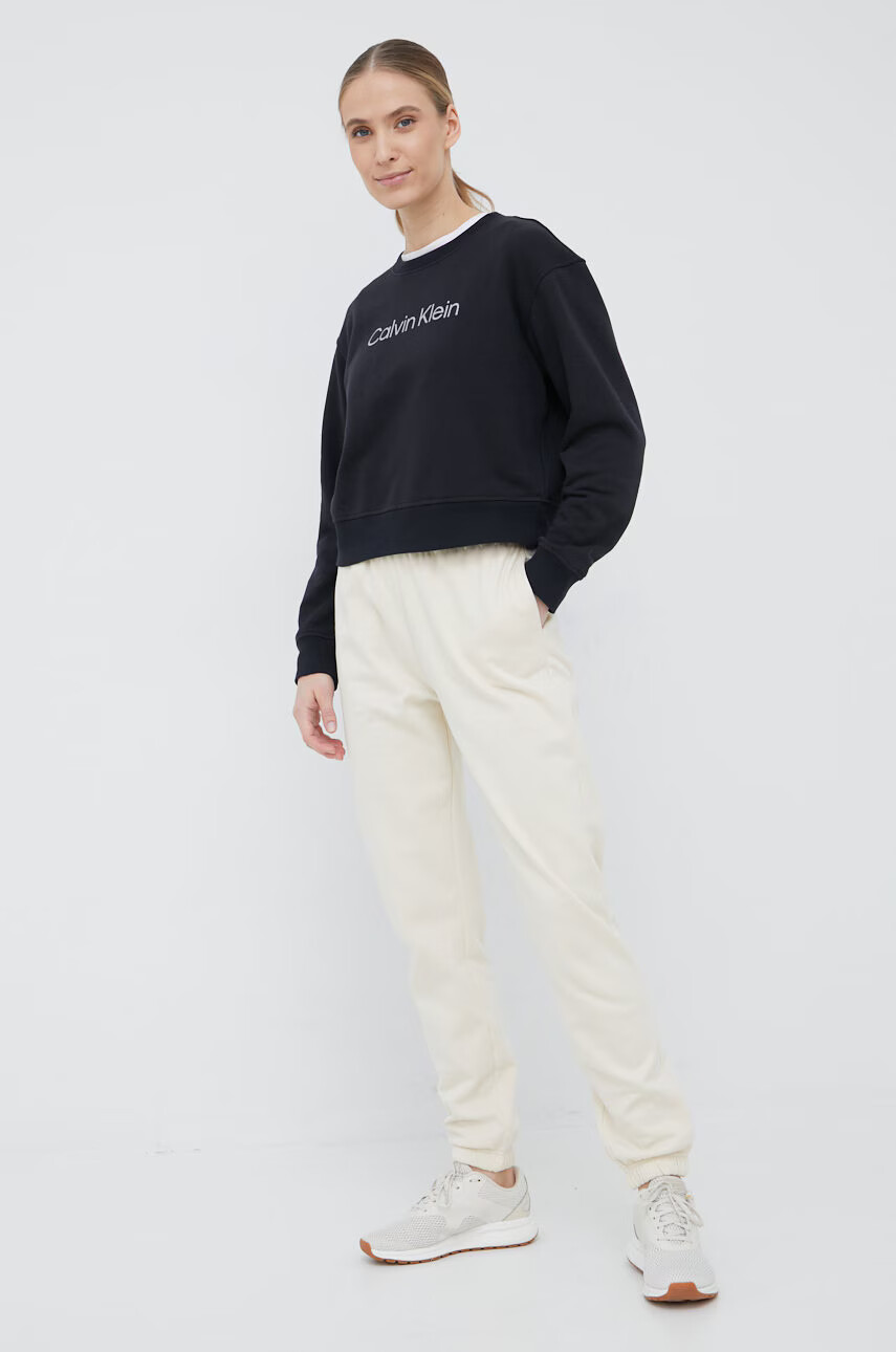 Calvin Klein Performance Спортен суичър Ck Essentials в черно с принт - Pepit.bg
