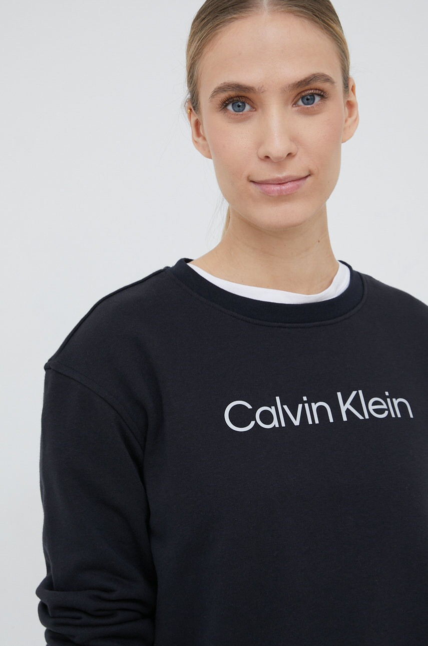 Calvin Klein Performance Спортен суичър Ck Essentials в черно с принт - Pepit.bg