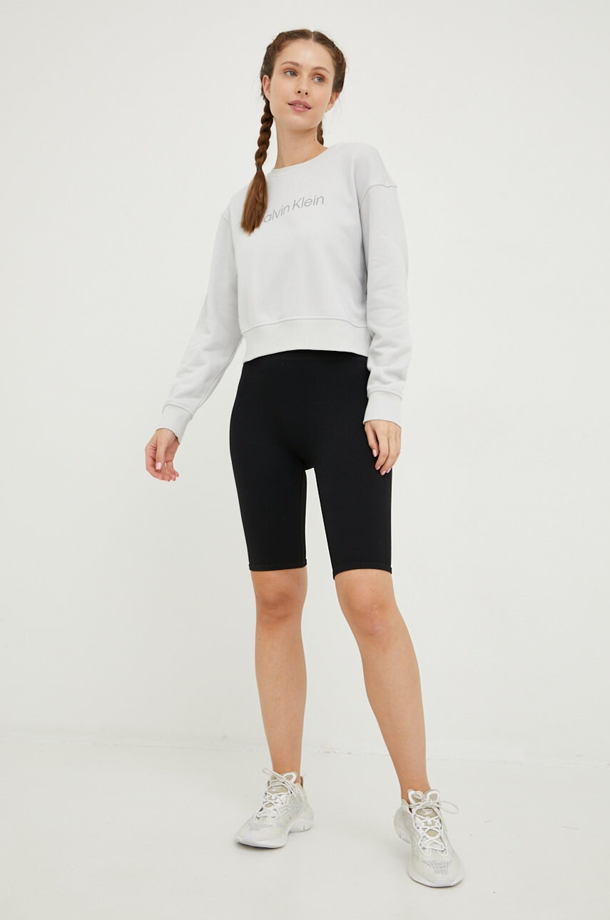 Calvin Klein Performance Спортен суичър Ck Essentials в сиво с принт - Pepit.bg