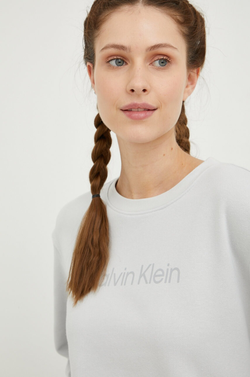 Calvin Klein Performance Спортен суичър Ck Essentials в сиво с принт - Pepit.bg