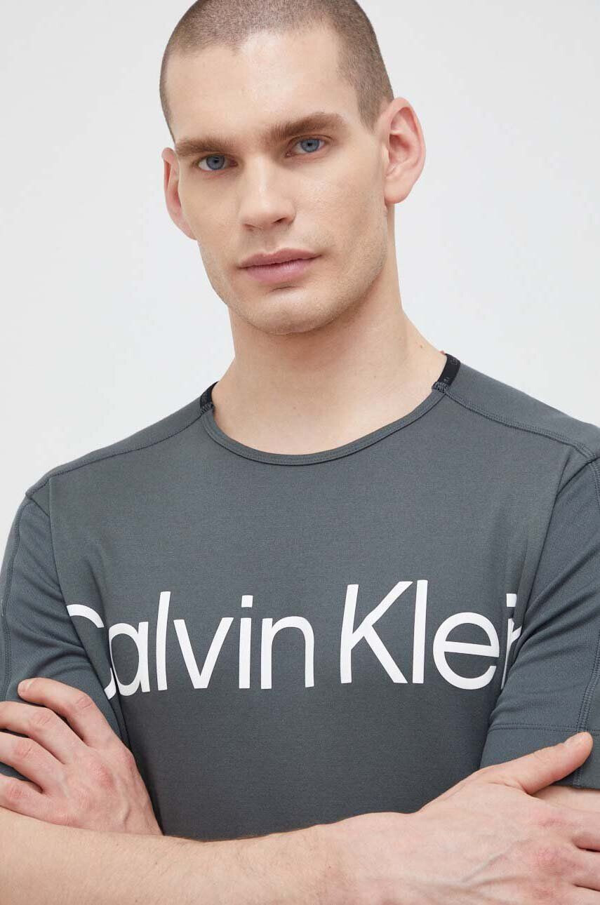 Calvin Klein Performance Тениска за трениране Effect в сиво с принт - Pepit.bg