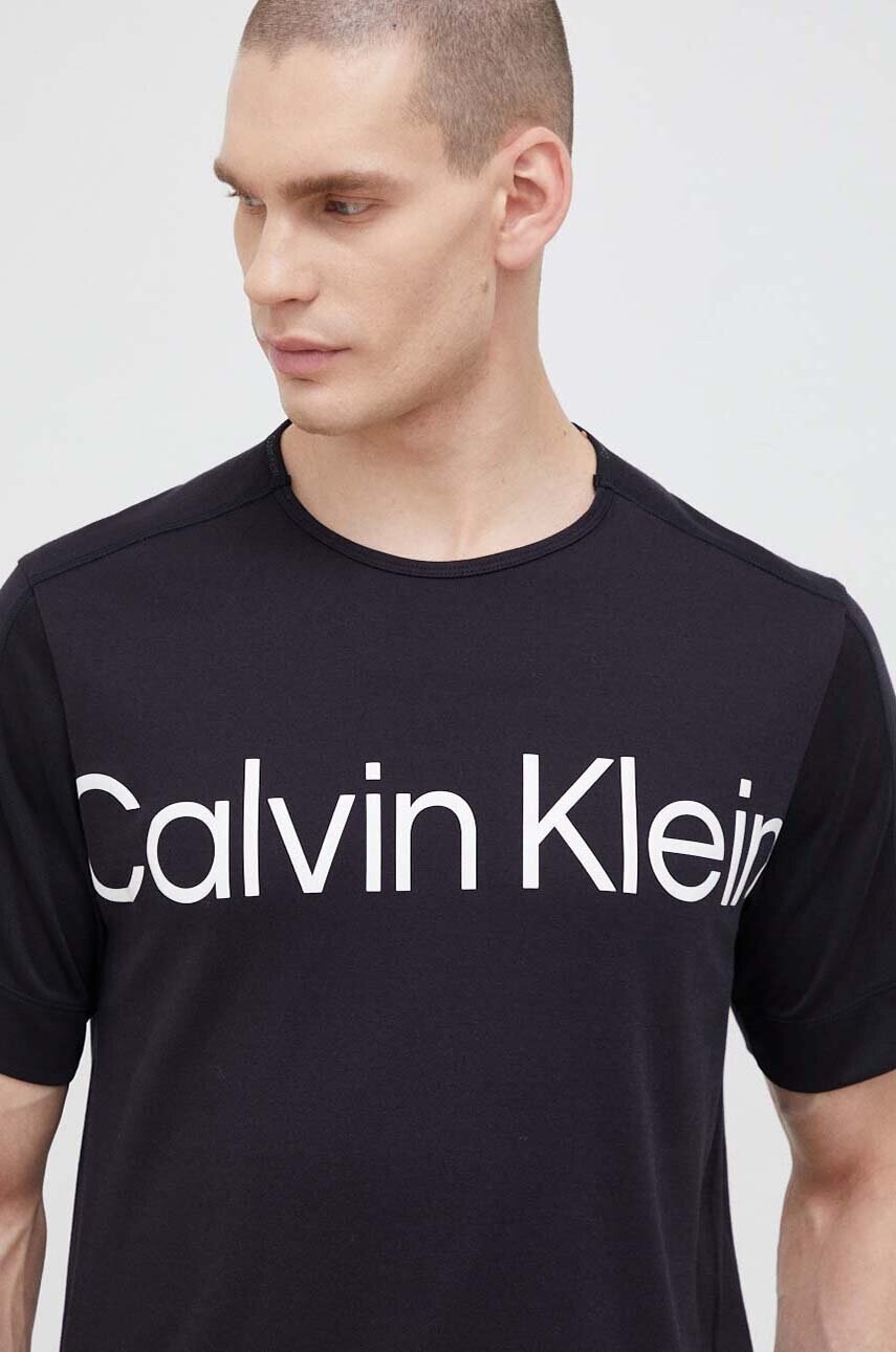 Calvin Klein Performance Тениска за трениране Effect в черно с принт - Pepit.bg