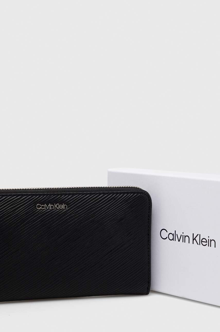 Calvin Klein Портмоне дамски в черно - Pepit.bg