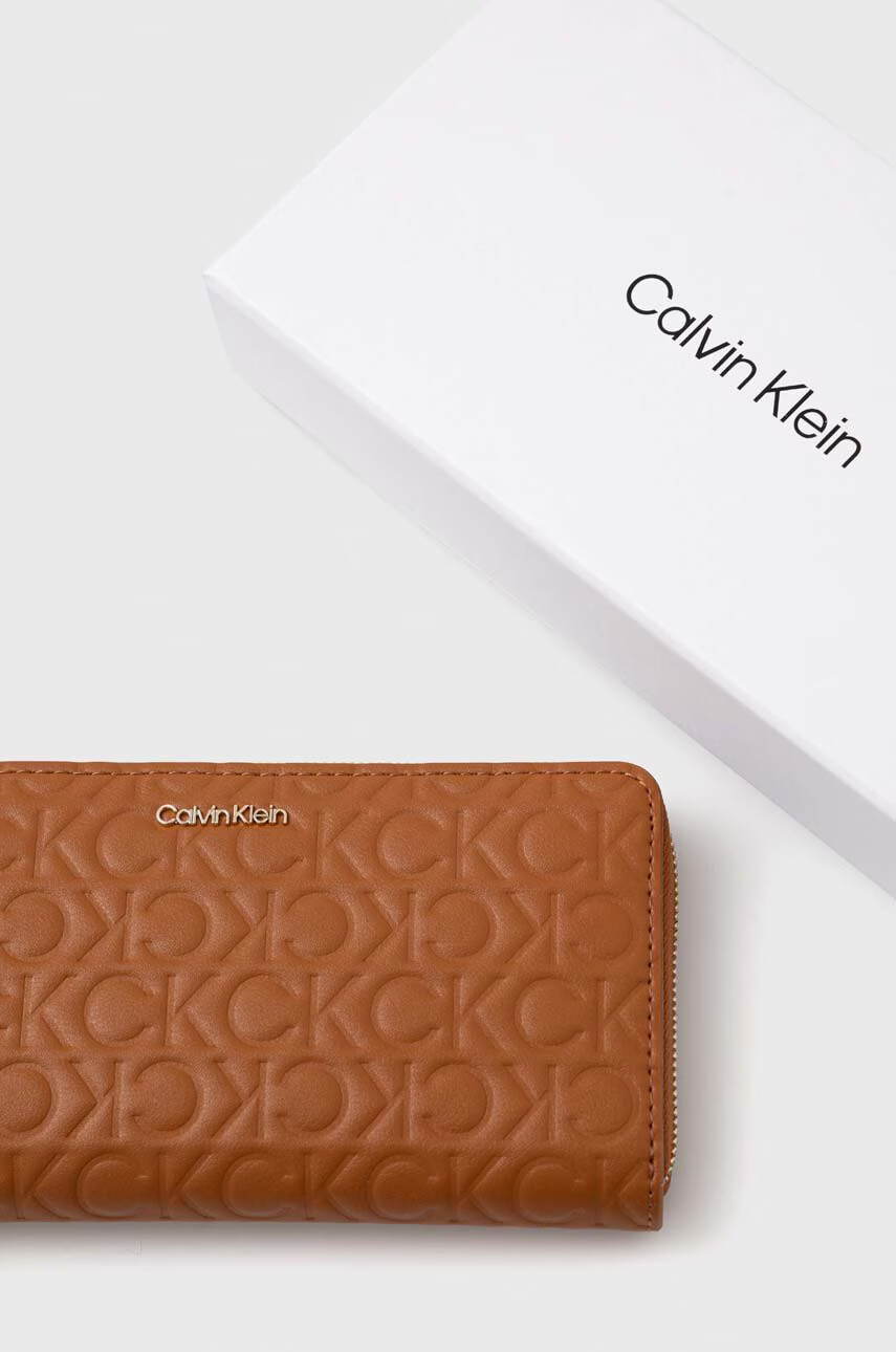 Calvin Klein Портмоне дамски в кафяво - Pepit.bg