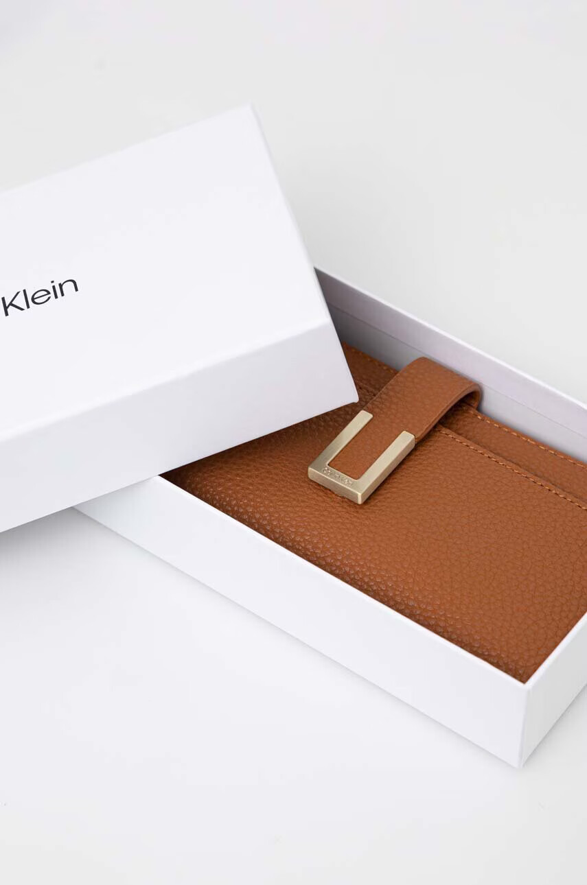 Calvin Klein Портмоне дамски в кафяво - Pepit.bg