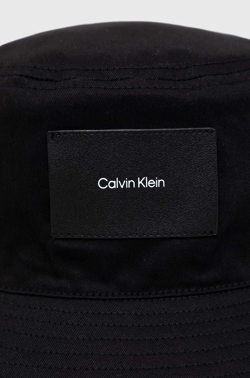 Calvin Klein Шапка в черно от памук - Pepit.bg