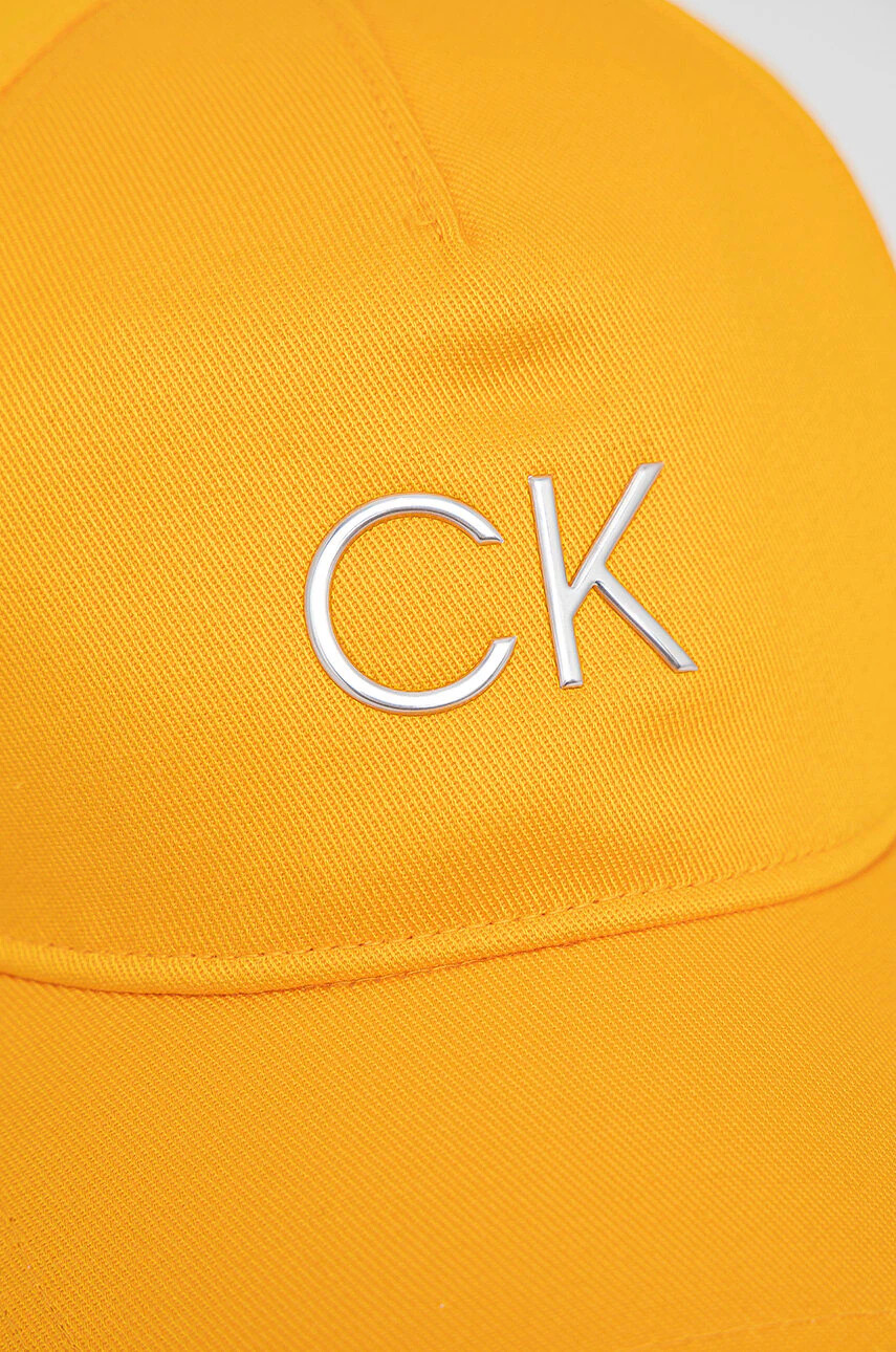 Calvin Klein Шапка в жълто с апликация - Pepit.bg