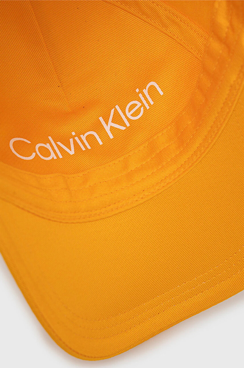 Calvin Klein Шапка в жълто с апликация - Pepit.bg
