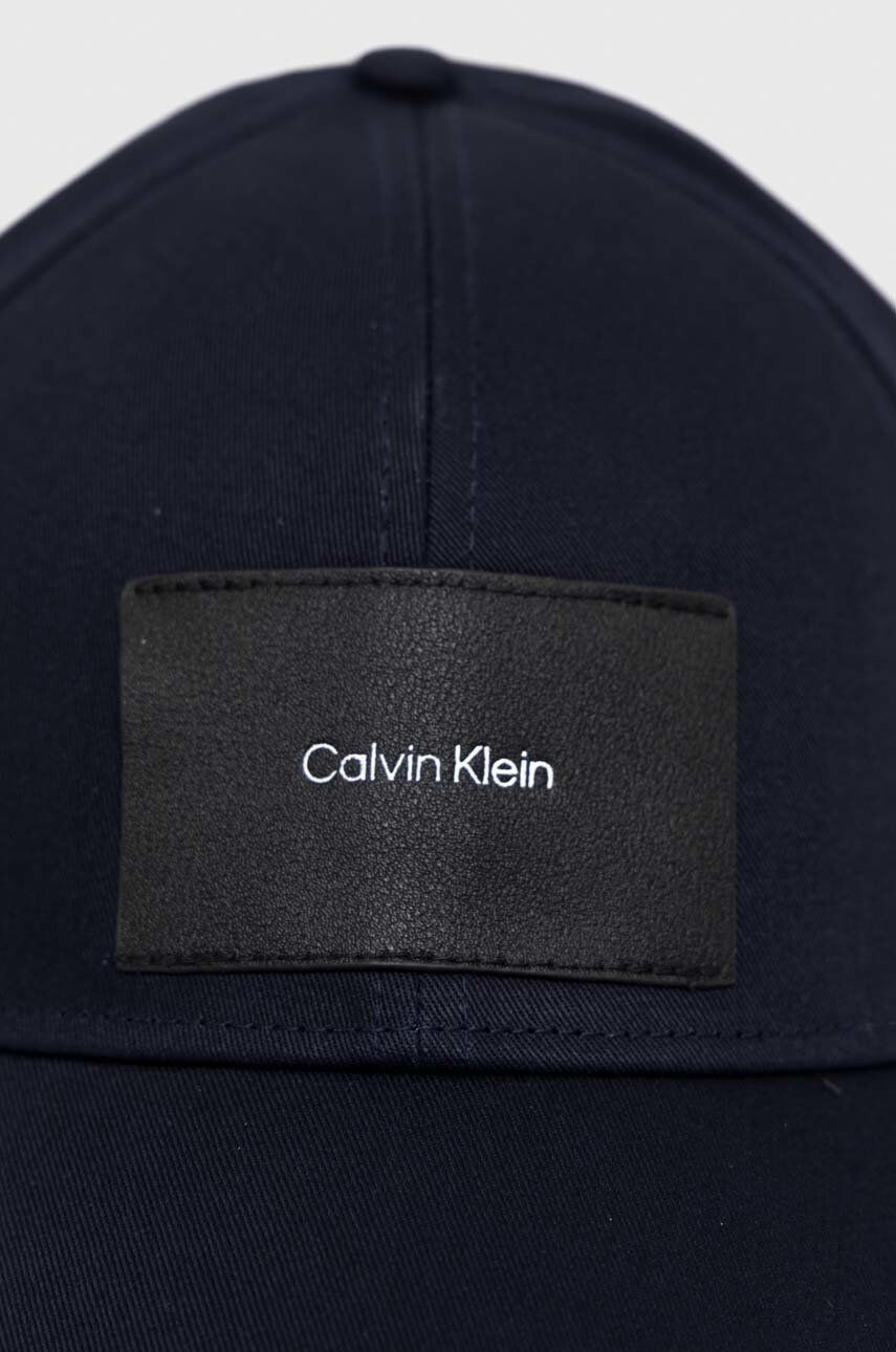 Calvin Klein Шапка с козирка в тъмносиньо с изчистен дизайн - Pepit.bg