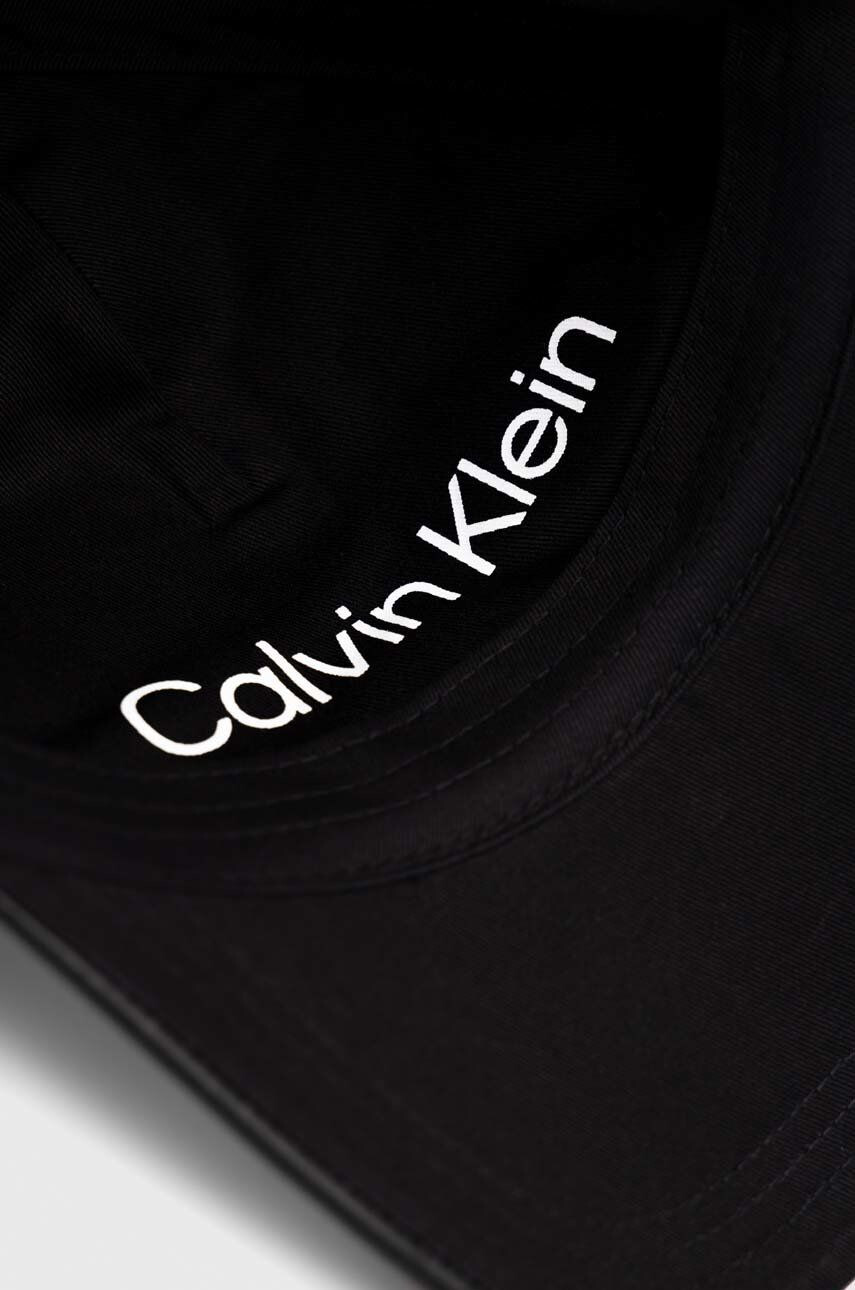 Calvin Klein Шапка с козирка в черно с изчистен дизайн - Pepit.bg