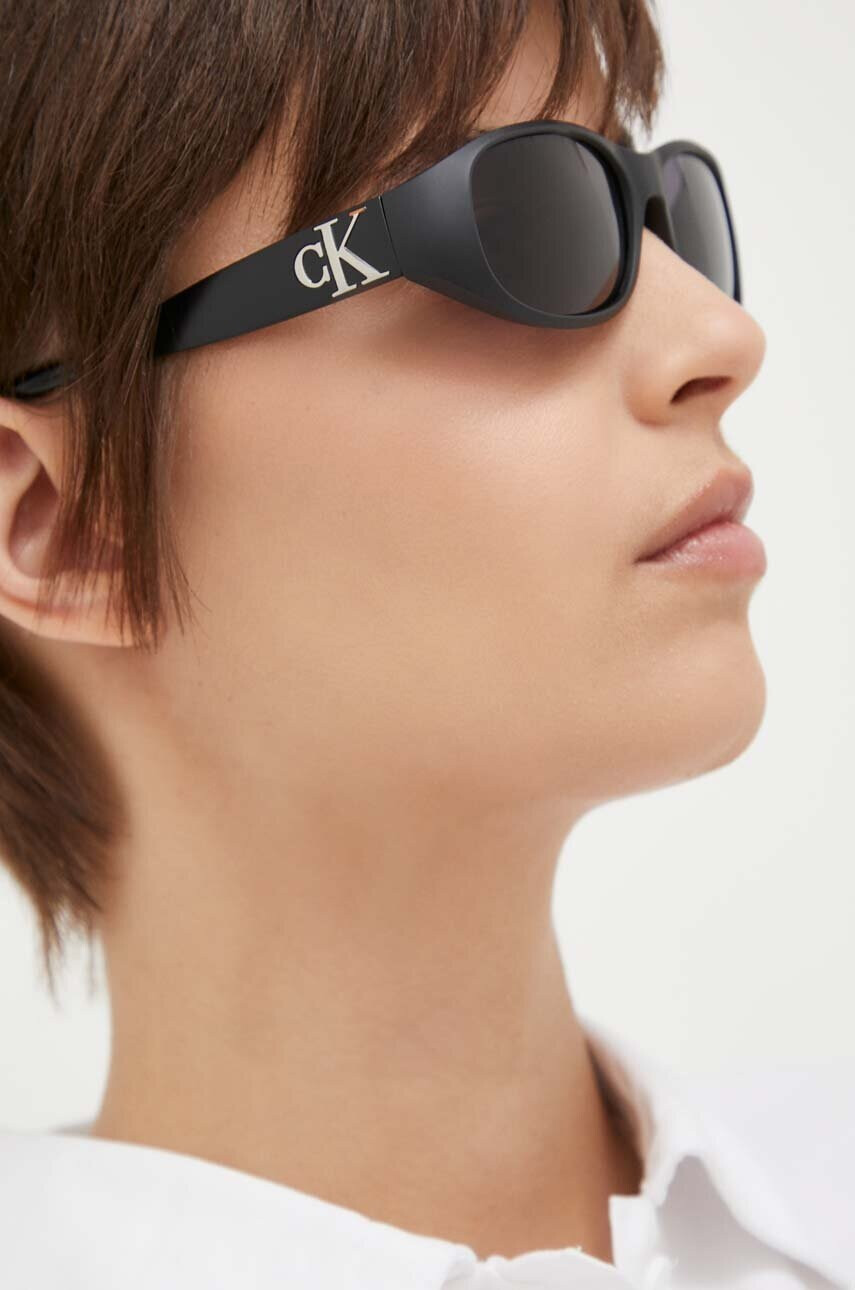 Calvin Klein Слънчеви очила в черно - Pepit.bg