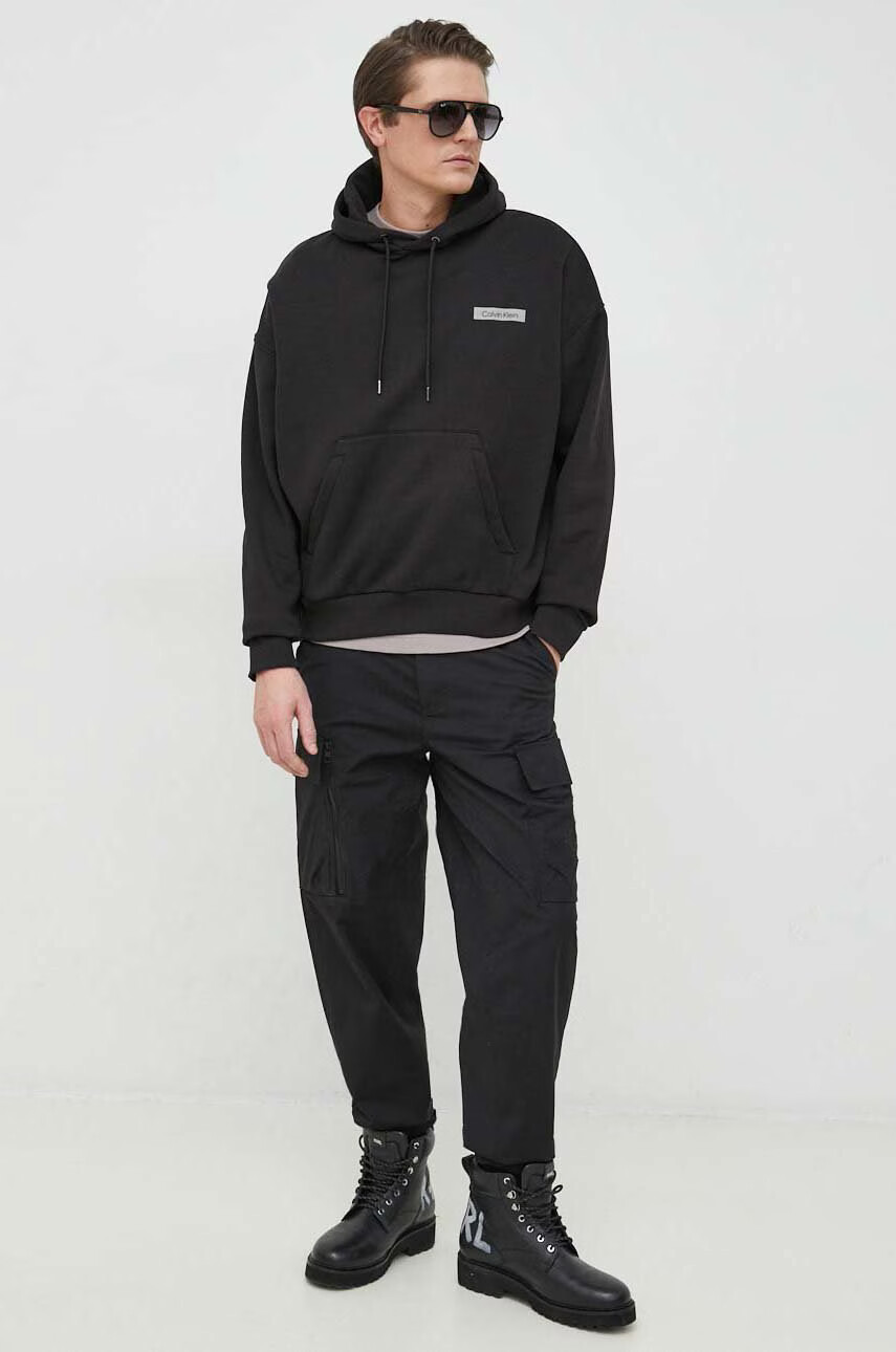 Calvin Klein Суичър в черно с качулка с принт - Pepit.bg
