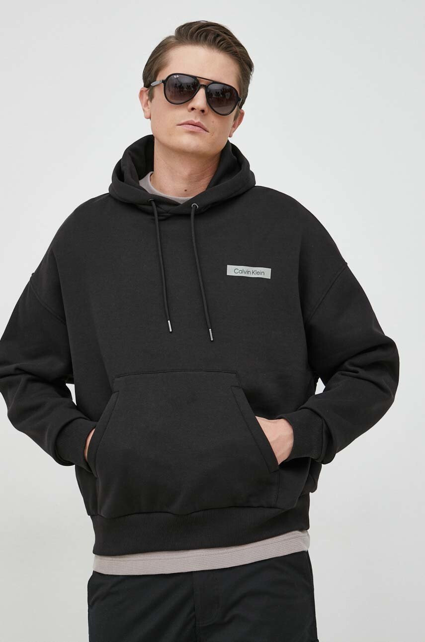 Calvin Klein Суичър в черно с качулка с принт - Pepit.bg